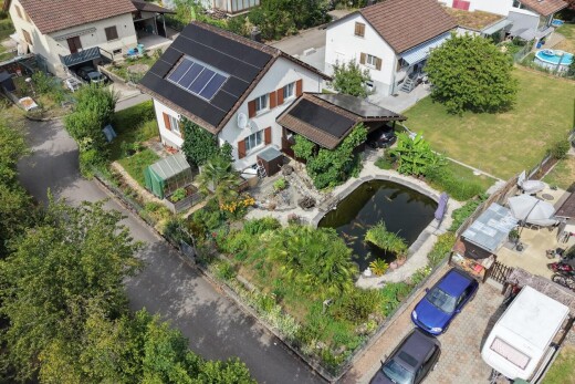 außenansicht mit solaranlage
