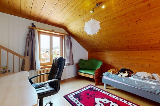 zimmer / schlafzimmer mit holzwand, wood wall, dachschräge, vaulted ceiling, und holzdecke