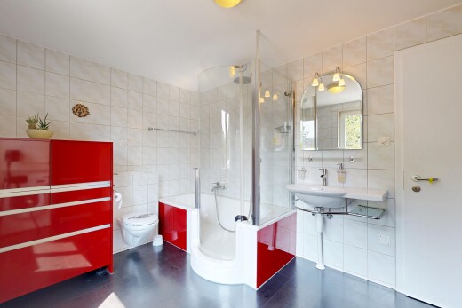 bad mit fliesenwand, tile wall, komplettes badezimmer, bad, und spiegel