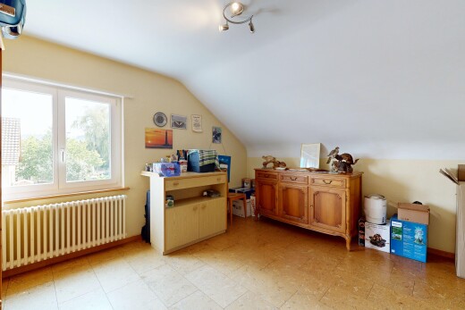 zimmer / schlafzimmer mit kühler, zusätzliches zimmer, vinylboden, vinyl floor, und dachschräge