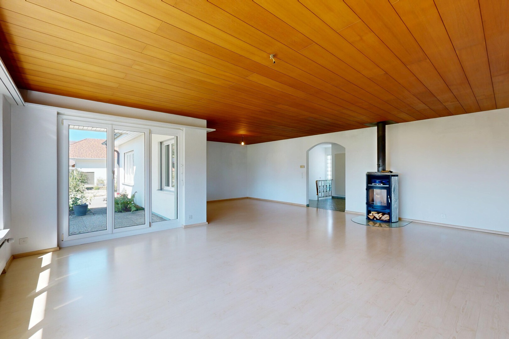 leerer raum mit gewölbte gehwege, wood ceiling, holzdecke, drywall, und gipskartonwand