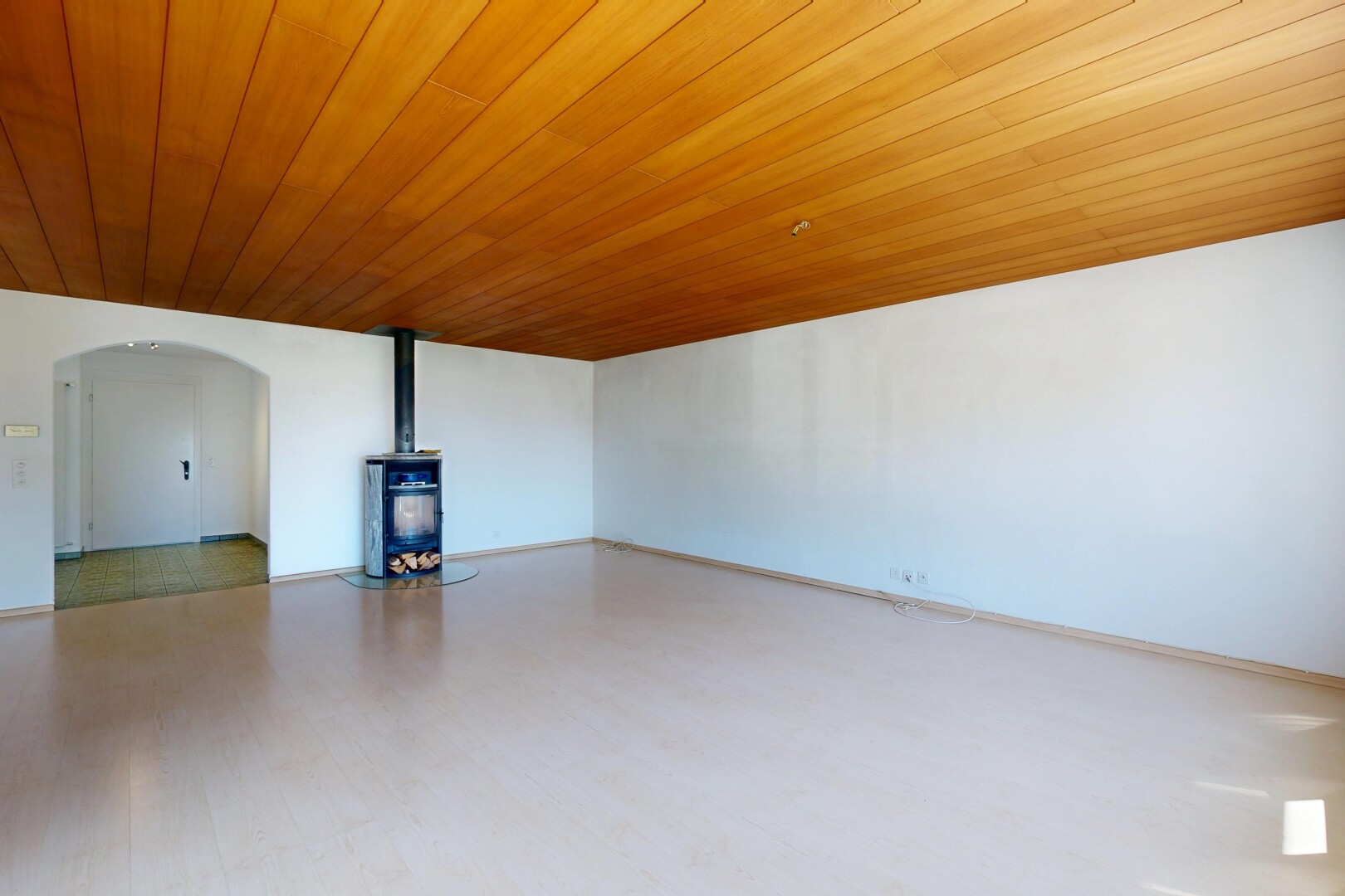 leerer raum mit holzdecke, wood ceiling, gewölbte gehwege, gipskartonwand, und drywall