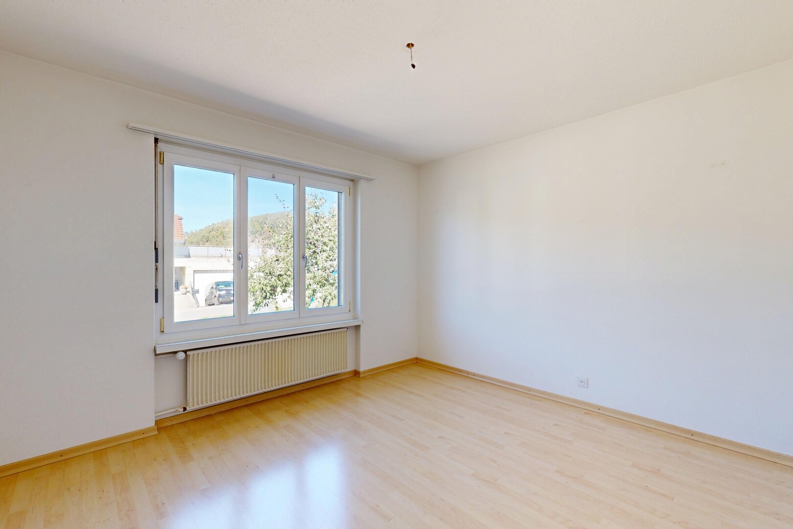 leerer raum mit kühler, drywall, gipskartonwand, wood finish floor, und holzfußboden