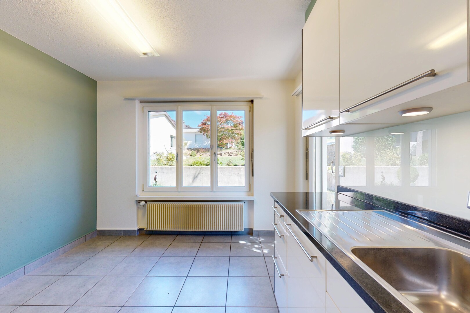 küche mit dark countertops, arbeitsplatten, kühler, drywall, und gipskartonwand