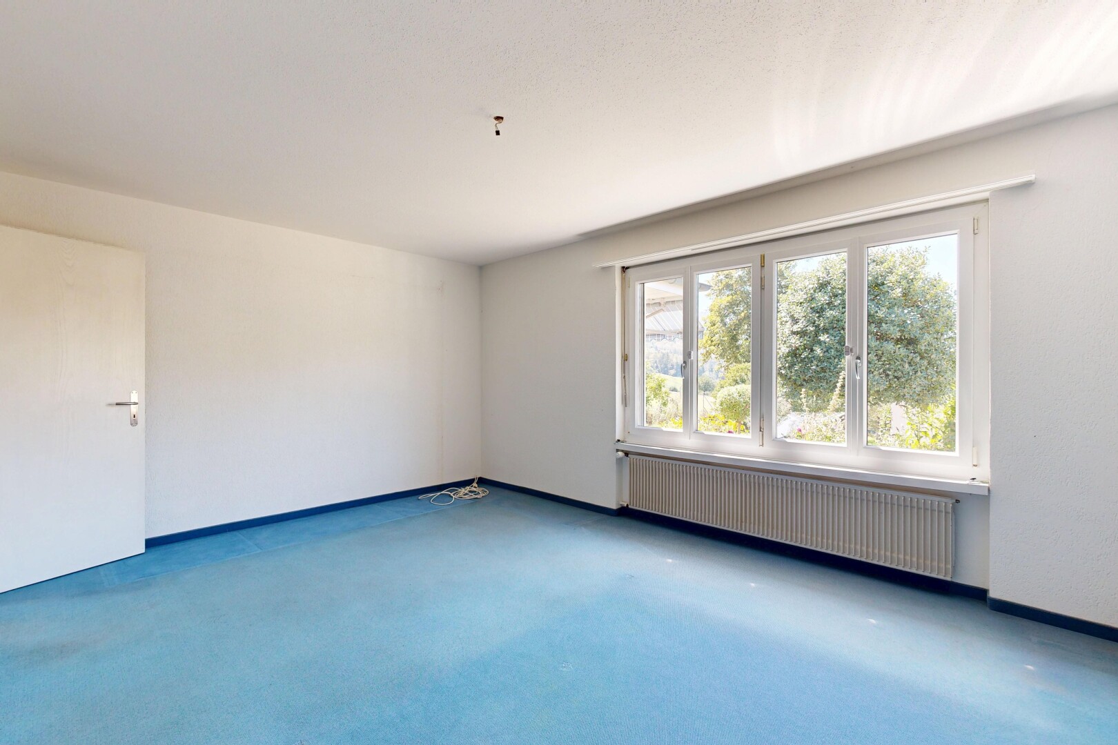 leerer raum mit kühler, drywall, gipskartonwand, inside property, und carpet