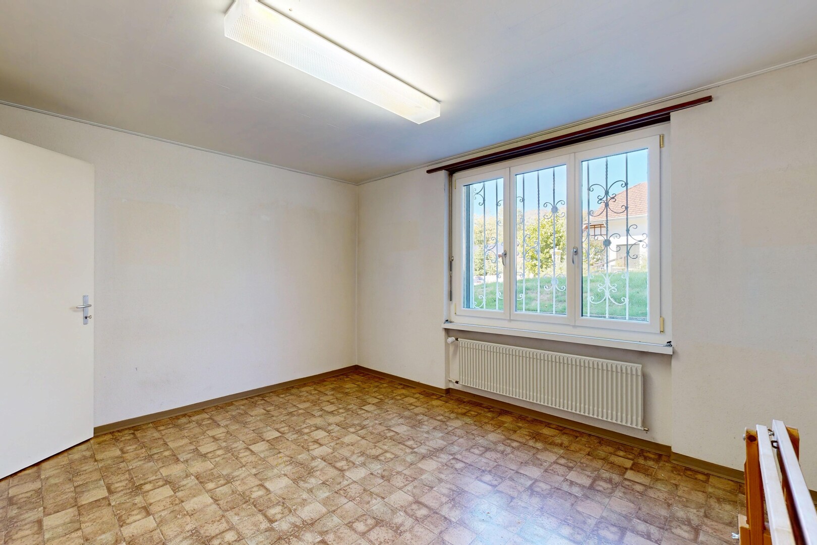 leerer raum mit kühler, gipskartonwand, drywall, day time, und inside property