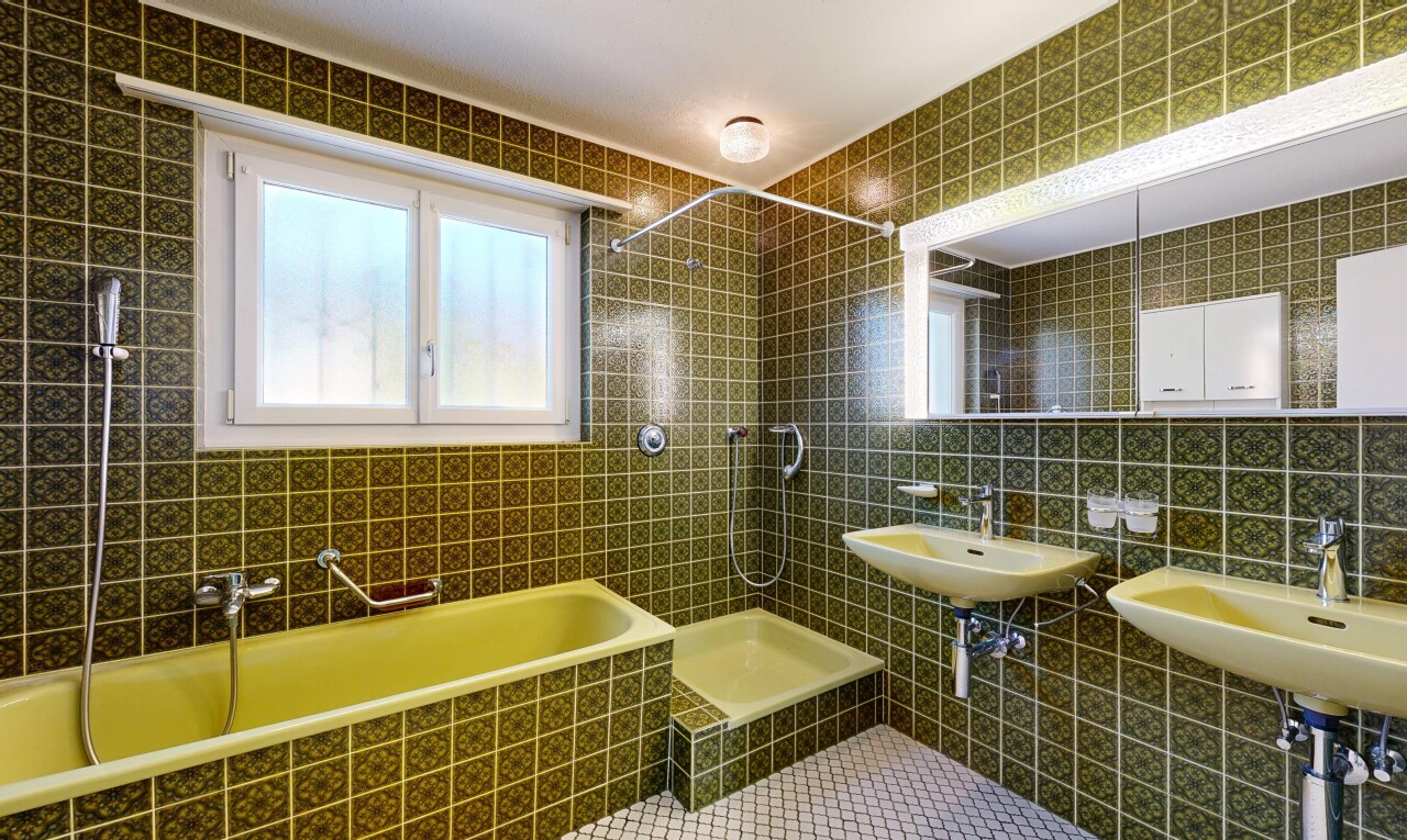 bad mit fliesenwand, tile wall, dusche, komplettes badezimmer, und spiegel