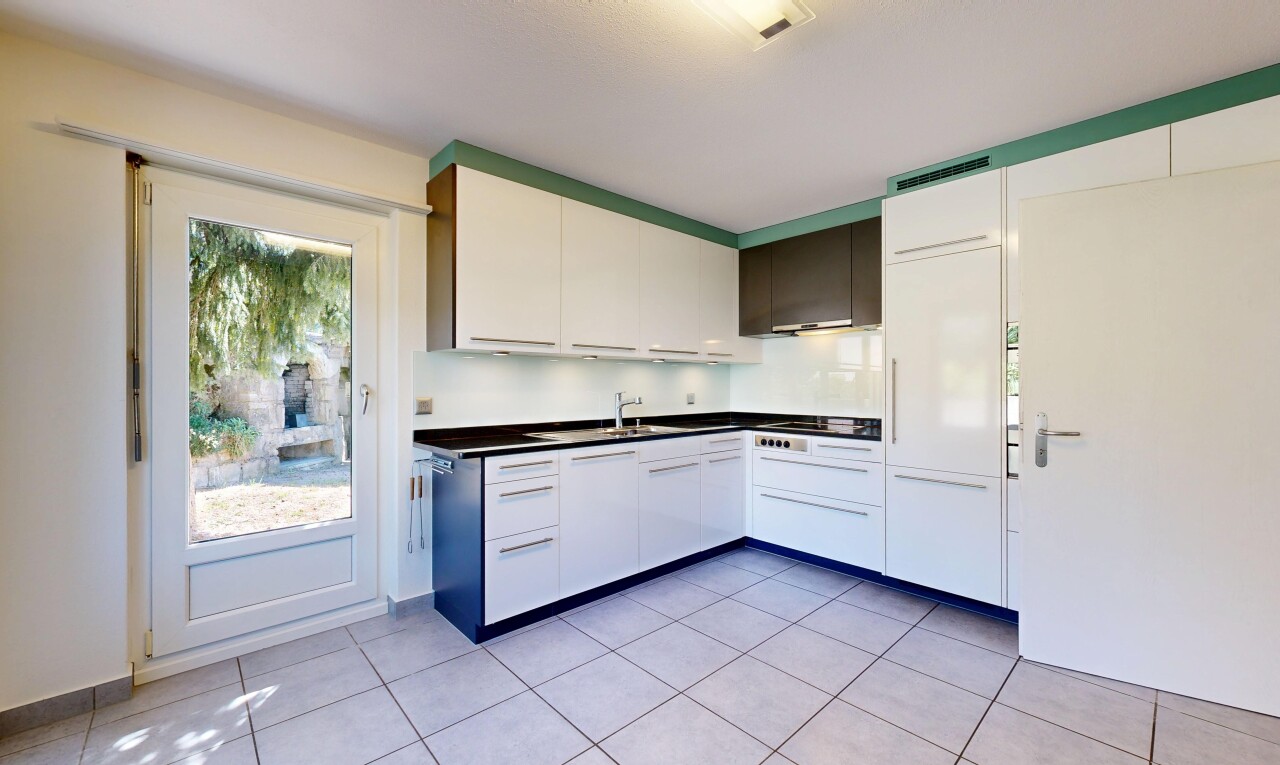 küche mit dark countertops, arbeitsplatten, light floor, white cabinets, und weiße schränke