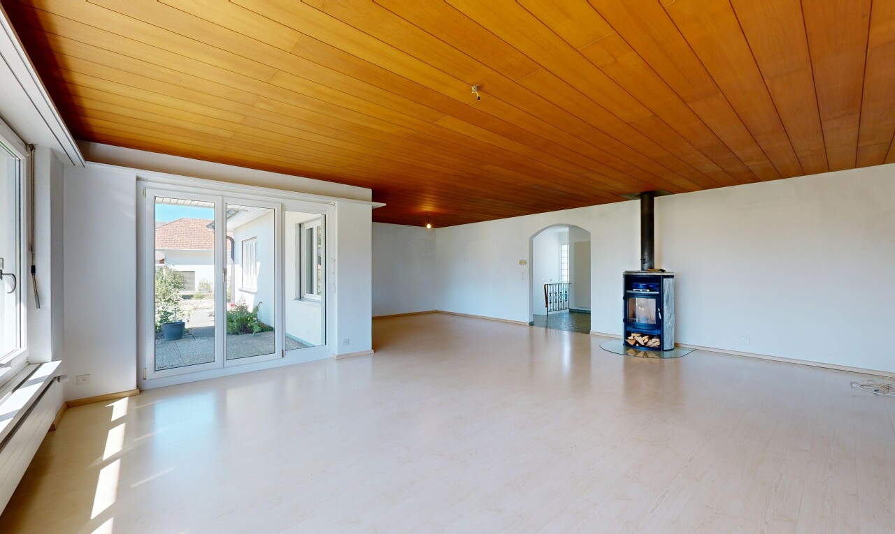 leerer raum mit gewölbte gehwege, wood ceiling, holzdecke, drywall, und gipskartonwand