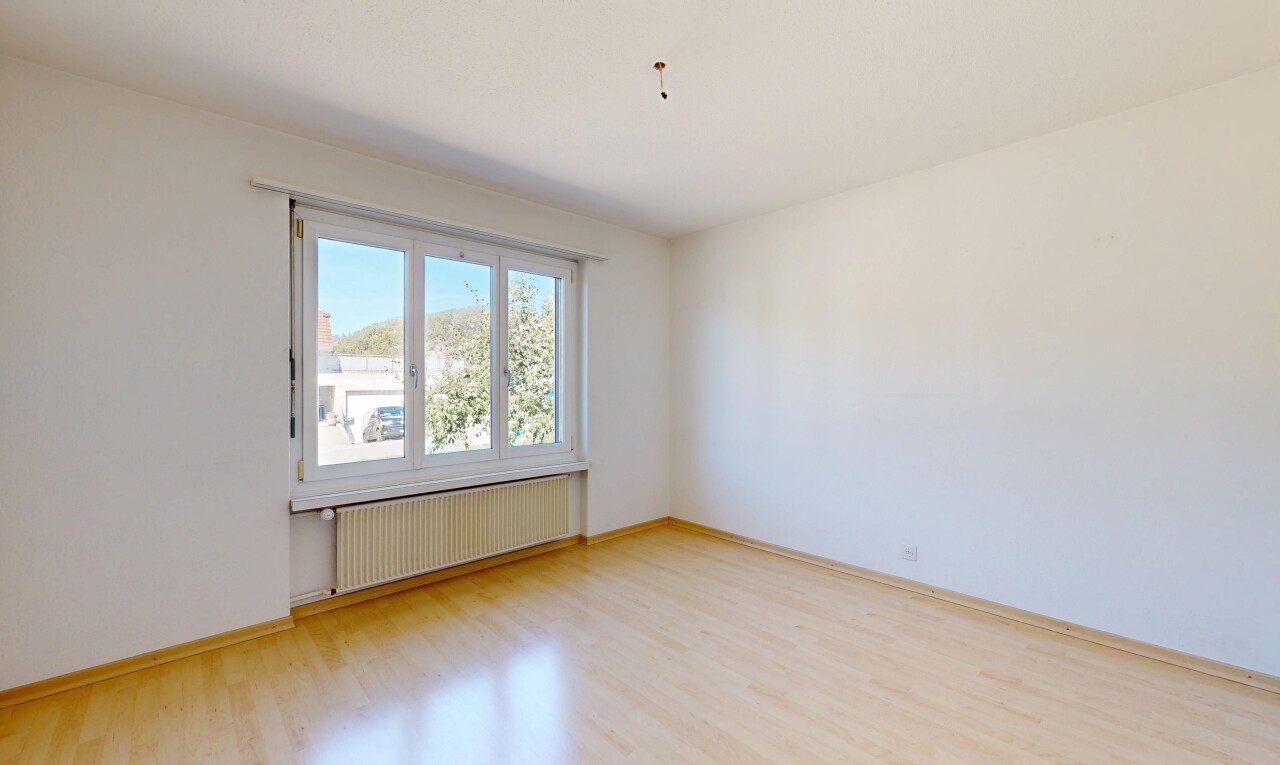leerer raum mit kühler, drywall, gipskartonwand, wood finish floor, und holzfußboden