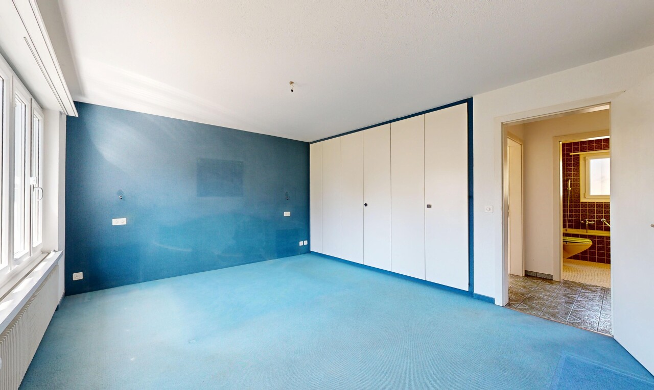 zimmer / schlafzimmer mit gipskartonwand, drywall, kleiderschrank, teppich, und carpet