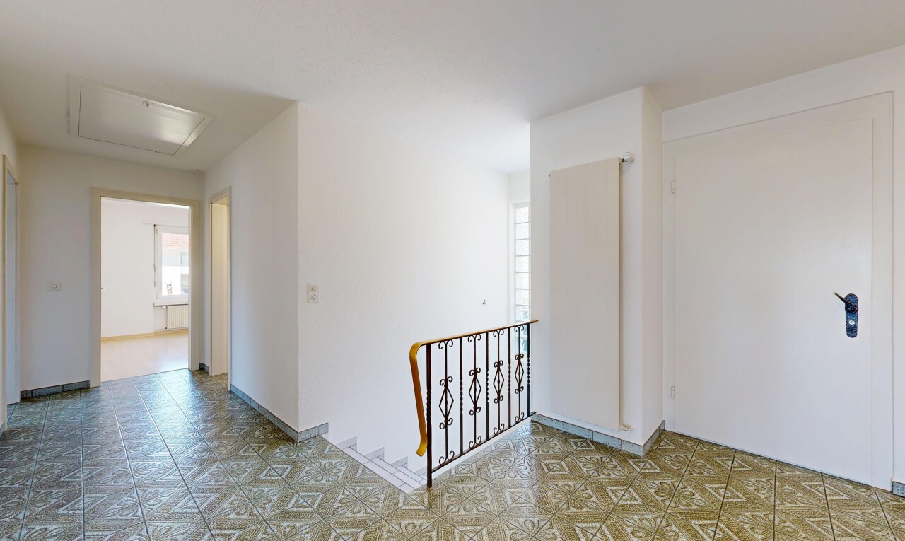 halle / korridor mit treppen, drywall, gipskartonwand, obergeschoss-podest, und inside property