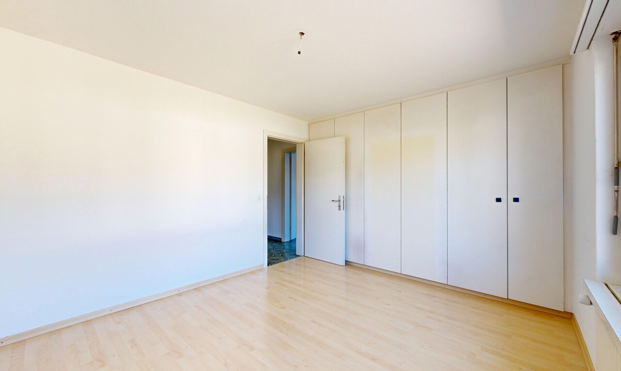 leerer raum mit drywall, gipskartonwand, wood finish floor, holzfußboden, und inside property