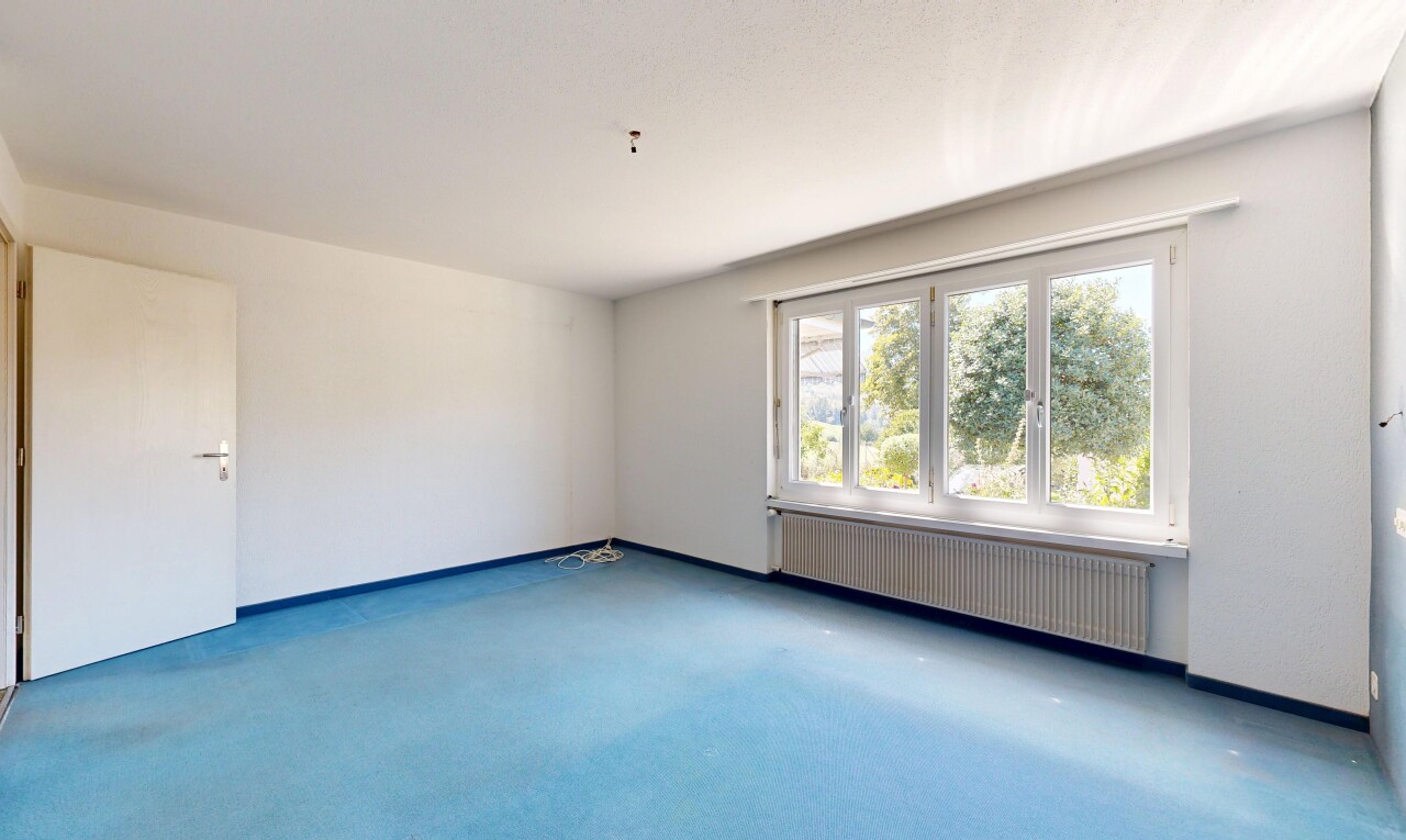 leerer raum mit kühler, drywall, gipskartonwand, inside property, und carpet