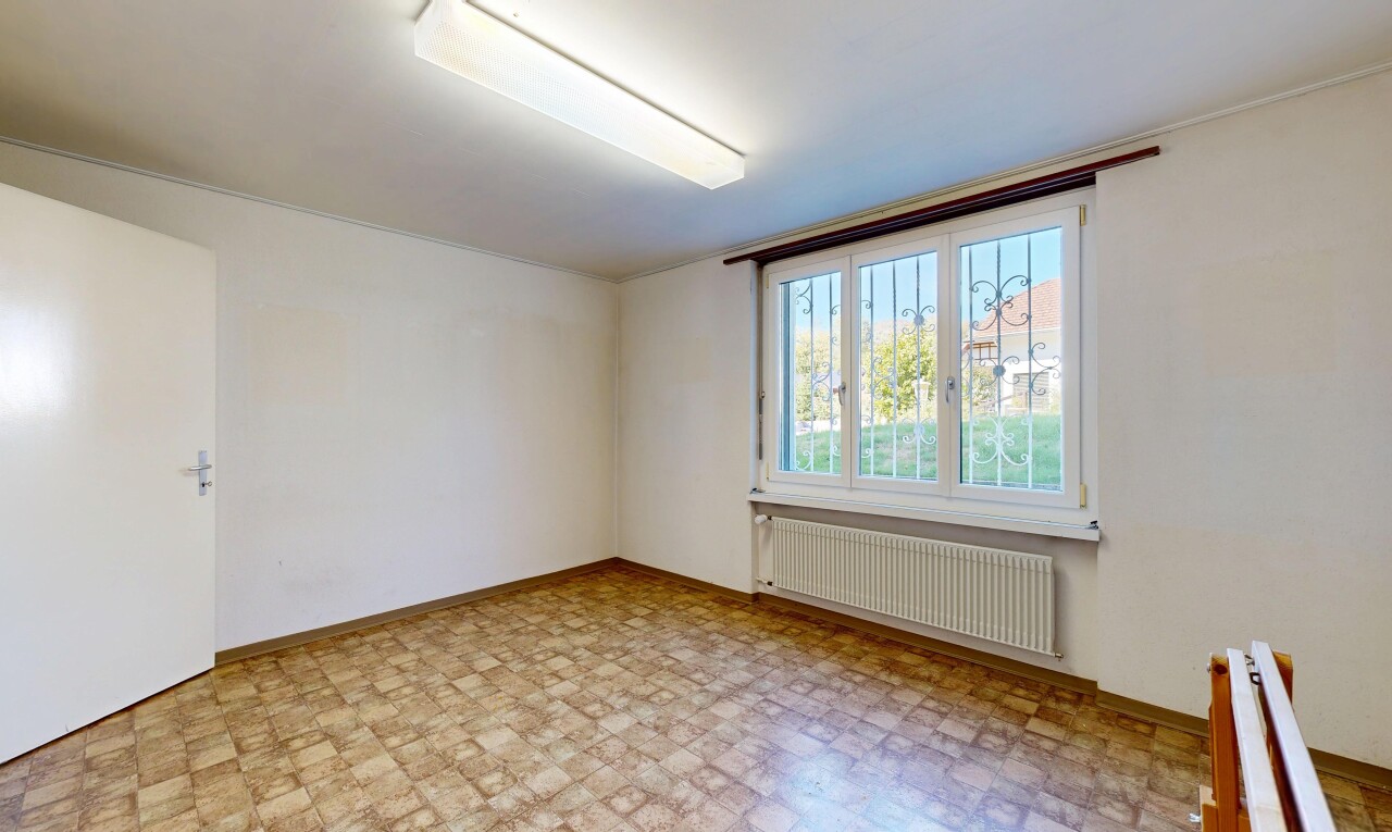 leerer raum mit kühler, gipskartonwand, drywall, day time, und inside property