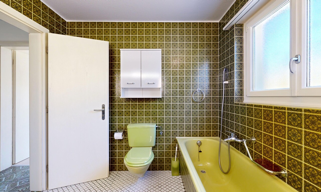 bad mit bad, toilette, tile wall, komplettes badezimmer, und fliesenwand