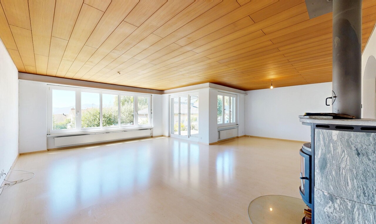 leerer raum mit holzdecke, wood ceiling, fußleistenheizung, gipskartonwand, und drywall