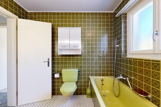 bad mit bad, toilette, tile wall, komplettes badezimmer, und fliesenwand