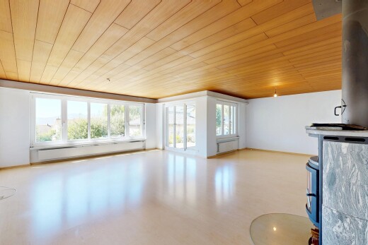 leerer raum mit holzdecke, wood ceiling, fußleistenheizung, gipskartonwand, und drywall
