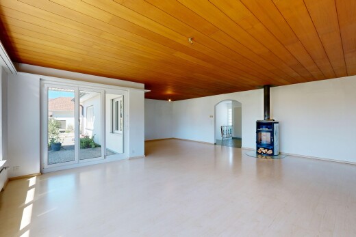 leerer raum mit gewölbte gehwege, wood ceiling, holzdecke, drywall, und gipskartonwand