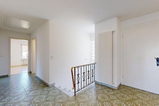 halle / korridor mit treppen, drywall, gipskartonwand, obergeschoss-podest, und inside property