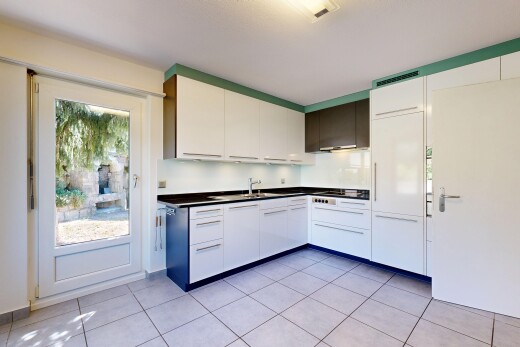 küche mit dark countertops, arbeitsplatten, light floor, white cabinets, und weiße schränke