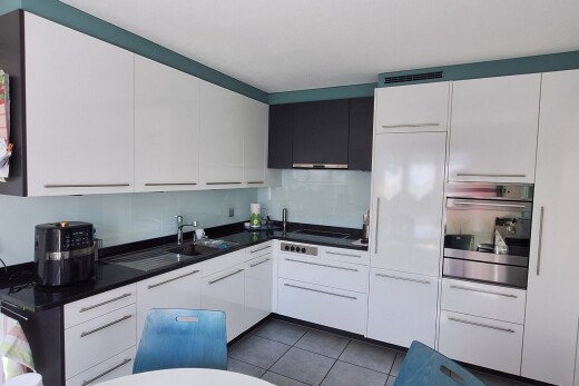 küche mit ofen, weiße schränke, white cabinets, arbeitsplatten, und dark countertops