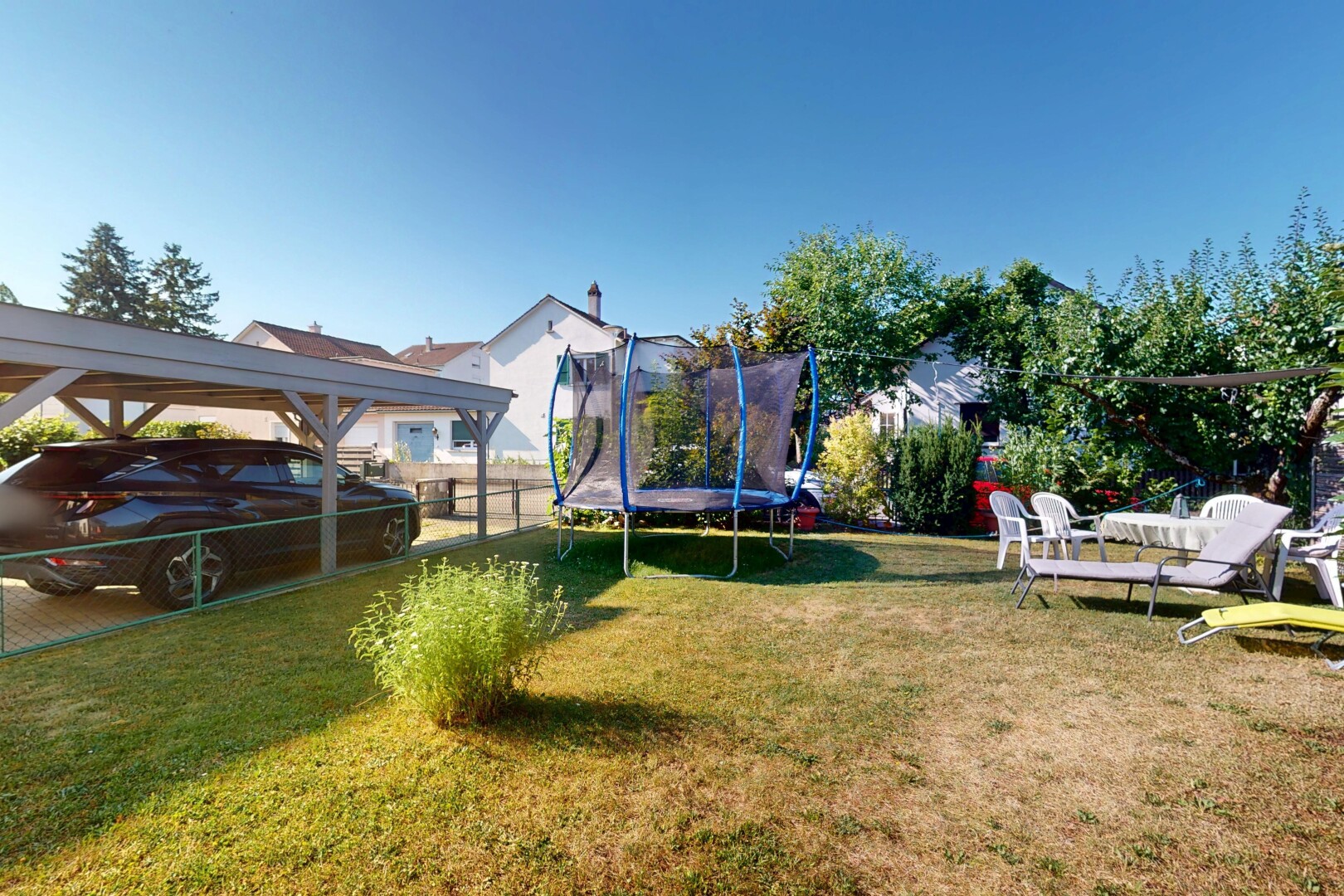 jardin avec pelouse, day time, et trampoline