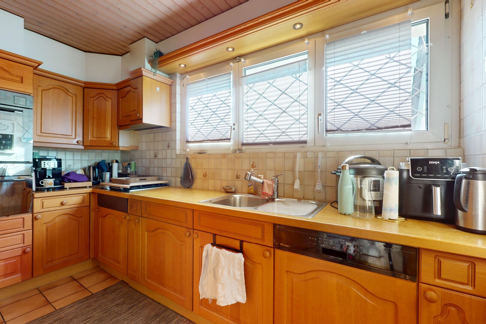 cuisine avec évier, inside property, plans de travail, dosseret, et backsplash