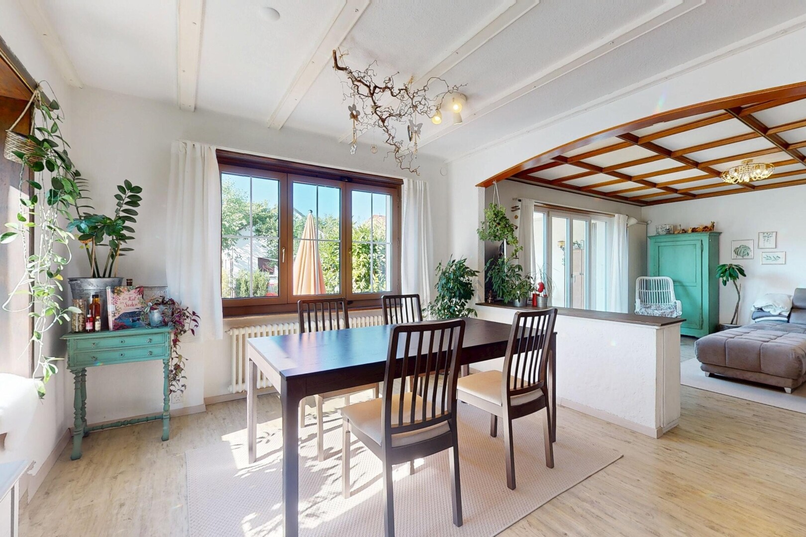 salle à manger avec lustre remarquable, lumière naturelle, natural light, sol en finition bois, et wood finish floor