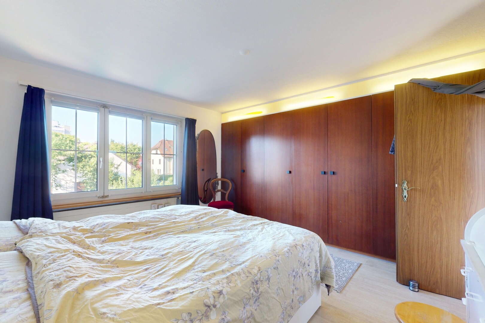 chambre avec inside property, lumière naturelle, natural light, sol en finition bois, et wood finish floor