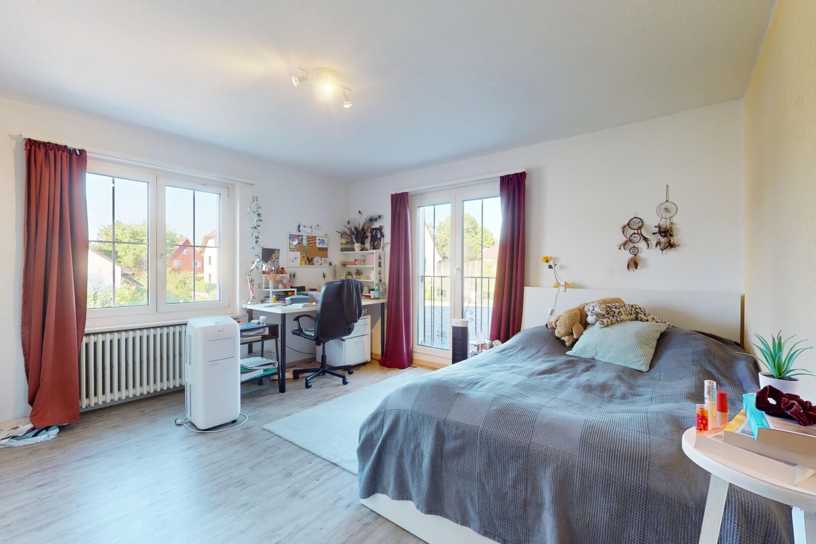 chambre avec radiateur, inside property, natural light, lumière naturelle, et wood finish floor