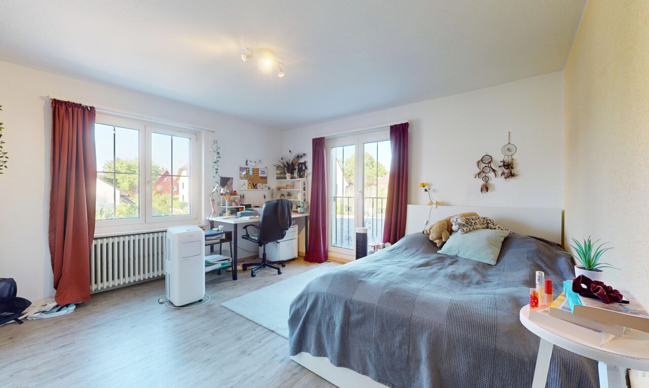 chambre avec radiateur, inside property, natural light, lumière naturelle, et wood finish floor