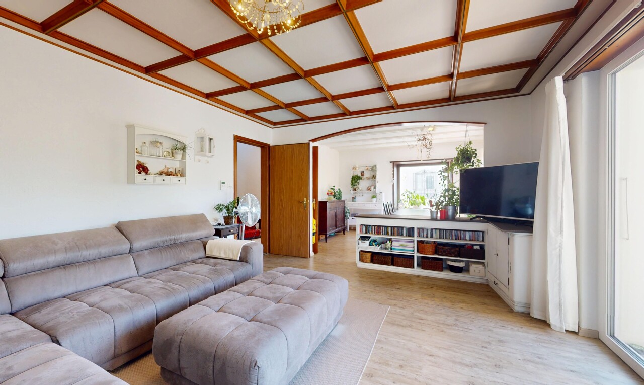 salon avec télévision, lustre remarquable, inside property, natural light, et lumière naturelle