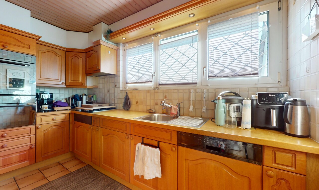 cuisine avec évier, inside property, plans de travail, dosseret, et backsplash