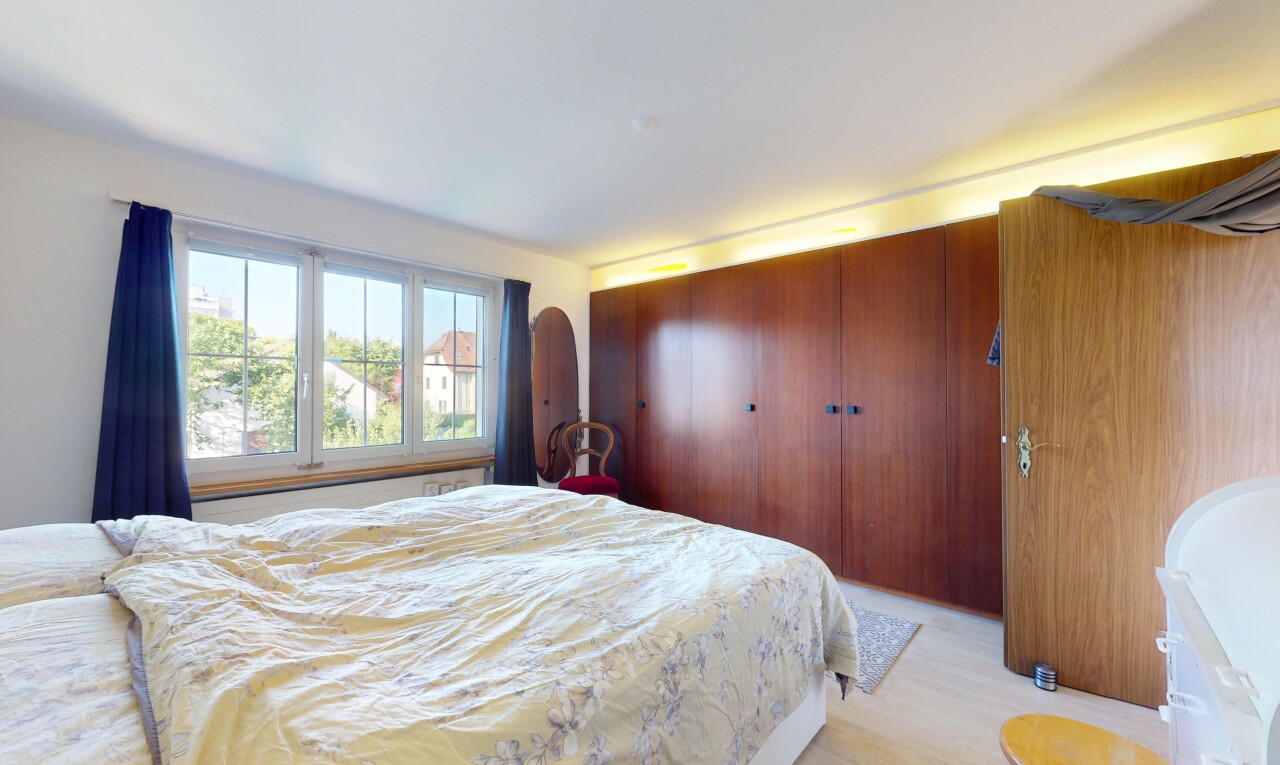 chambre avec inside property, lumière naturelle, natural light, sol en finition bois, et wood finish floor