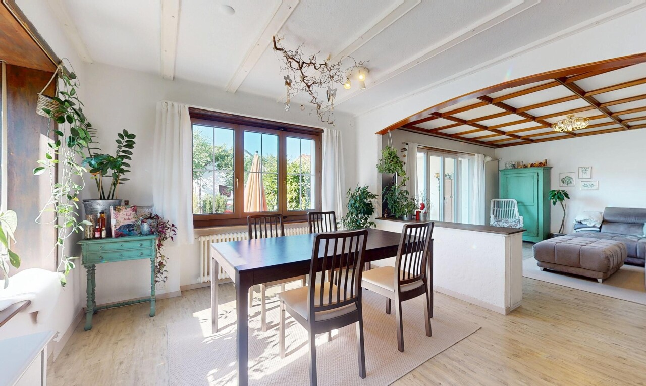 salle à manger avec lustre remarquable, lumière naturelle, natural light, sol en finition bois, et wood finish floor