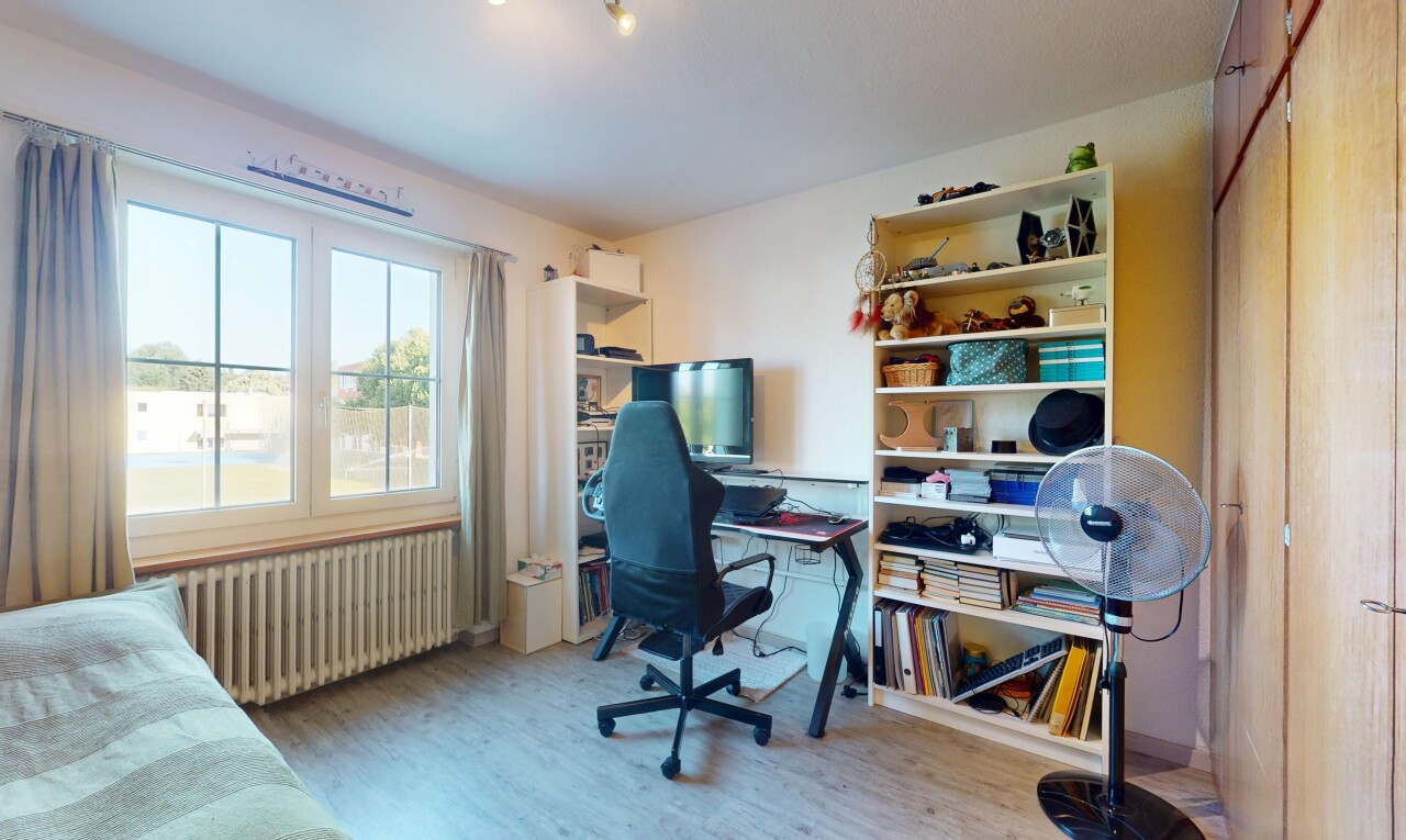 bureau avec télévision, radiateur, sol en finition bois, wood finish floor, et inside property