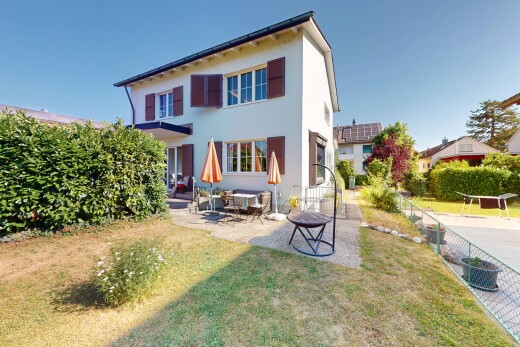 außenansicht mit property visible, rasen, zaun, terrasse, und stuckverkleidung