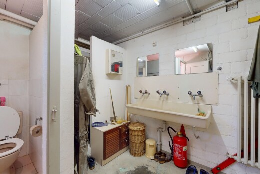 bad mit toilette, spiegel, inside property, concrete floor, und betonboden