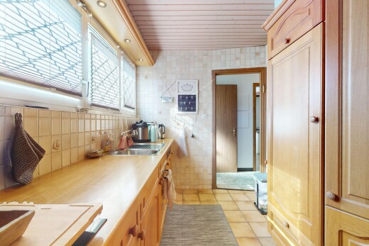 küche mit tile floor, fliesenboden, arbeitsplatten, inside property, und natural light