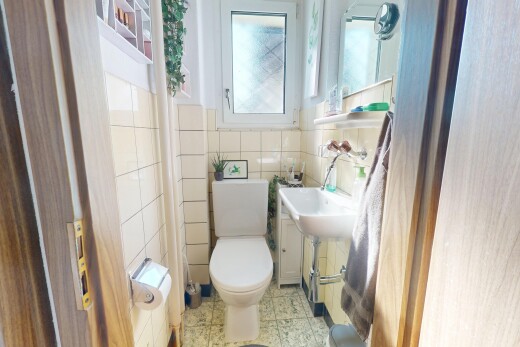 bad mit toilette, fliesenwand, tile wall, inside property, und gäste-wc