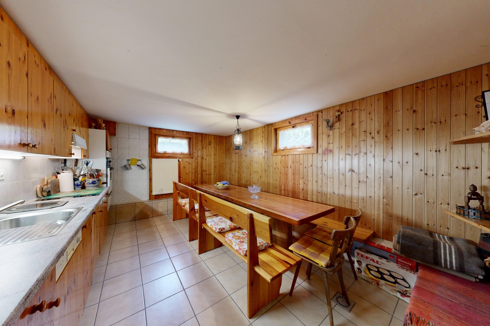 salle à manger avec inside property, wood wall, mur en bois, lumière naturelle, et light floor
