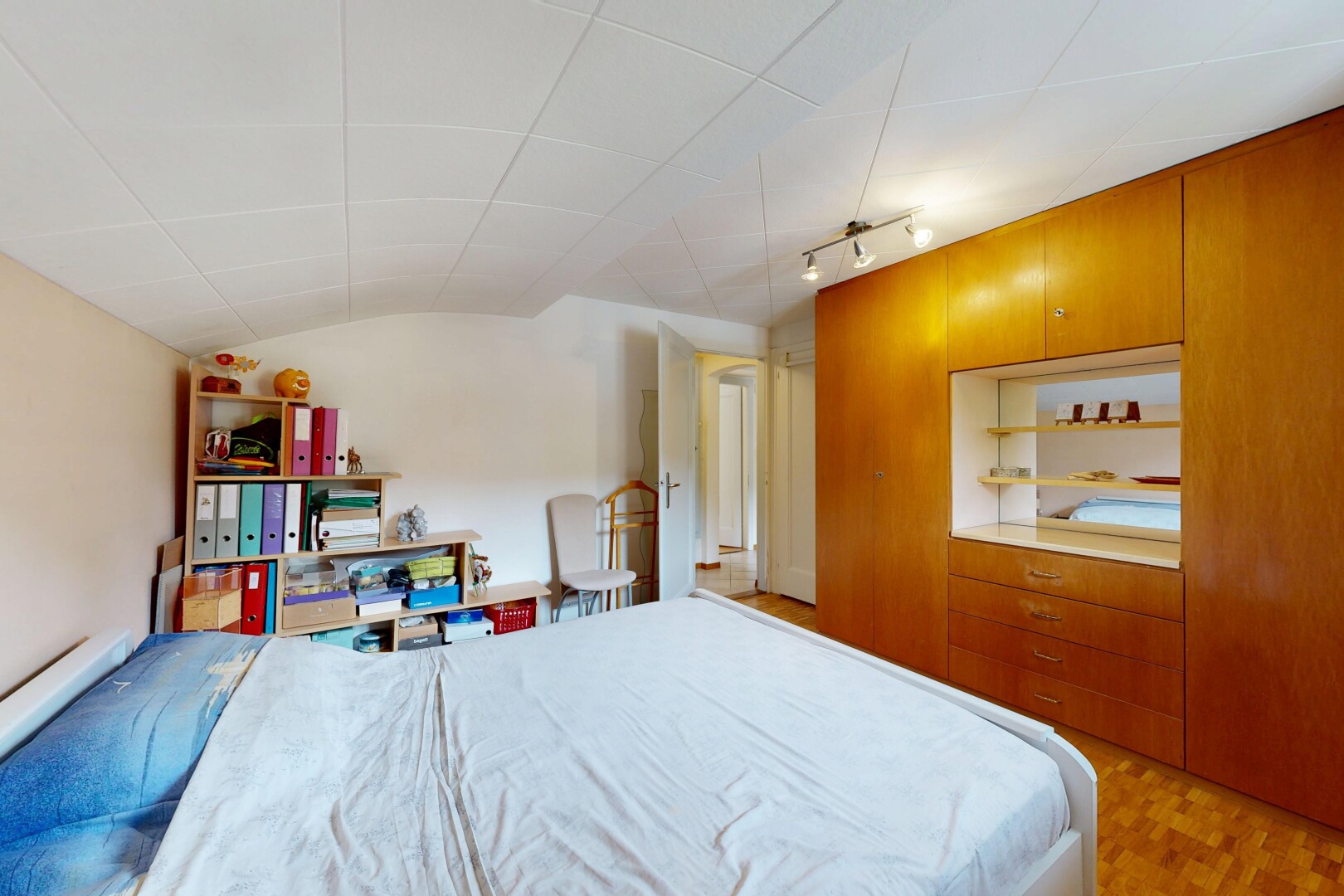 chambre avec éclairage sur rail, inside property, drywall, cloison sèche, et drop ceiling
