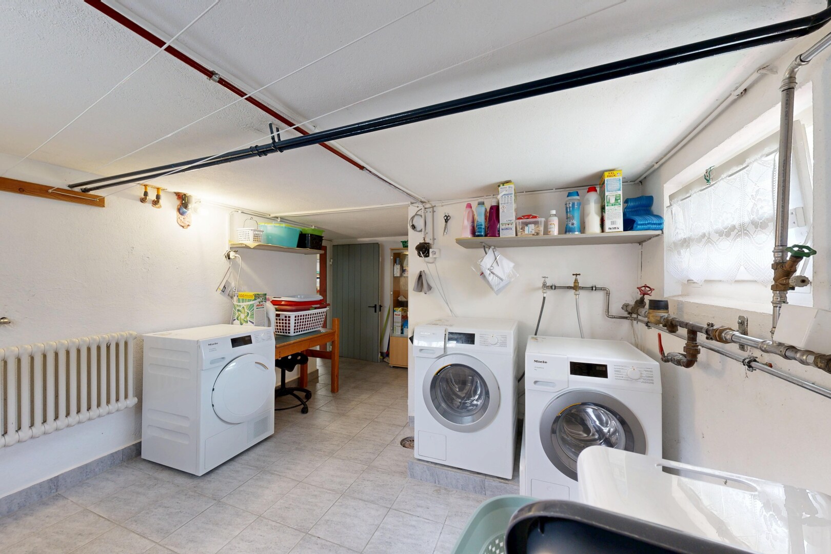 buanderie avec inside property, radiateur, lave-linge et sèche-linge séparés, drywall, et cloison sèche