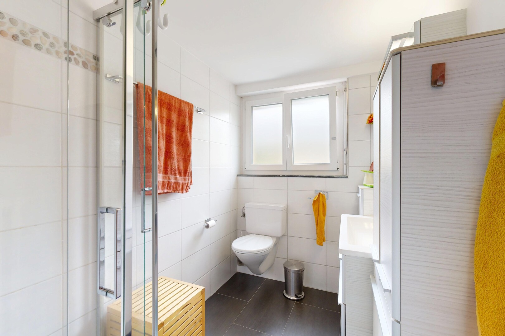 salle de bains avec lumière naturelle, tile wall, mur en carrelage, douche, et lavabo (ou coiffeuse selon le contexte)