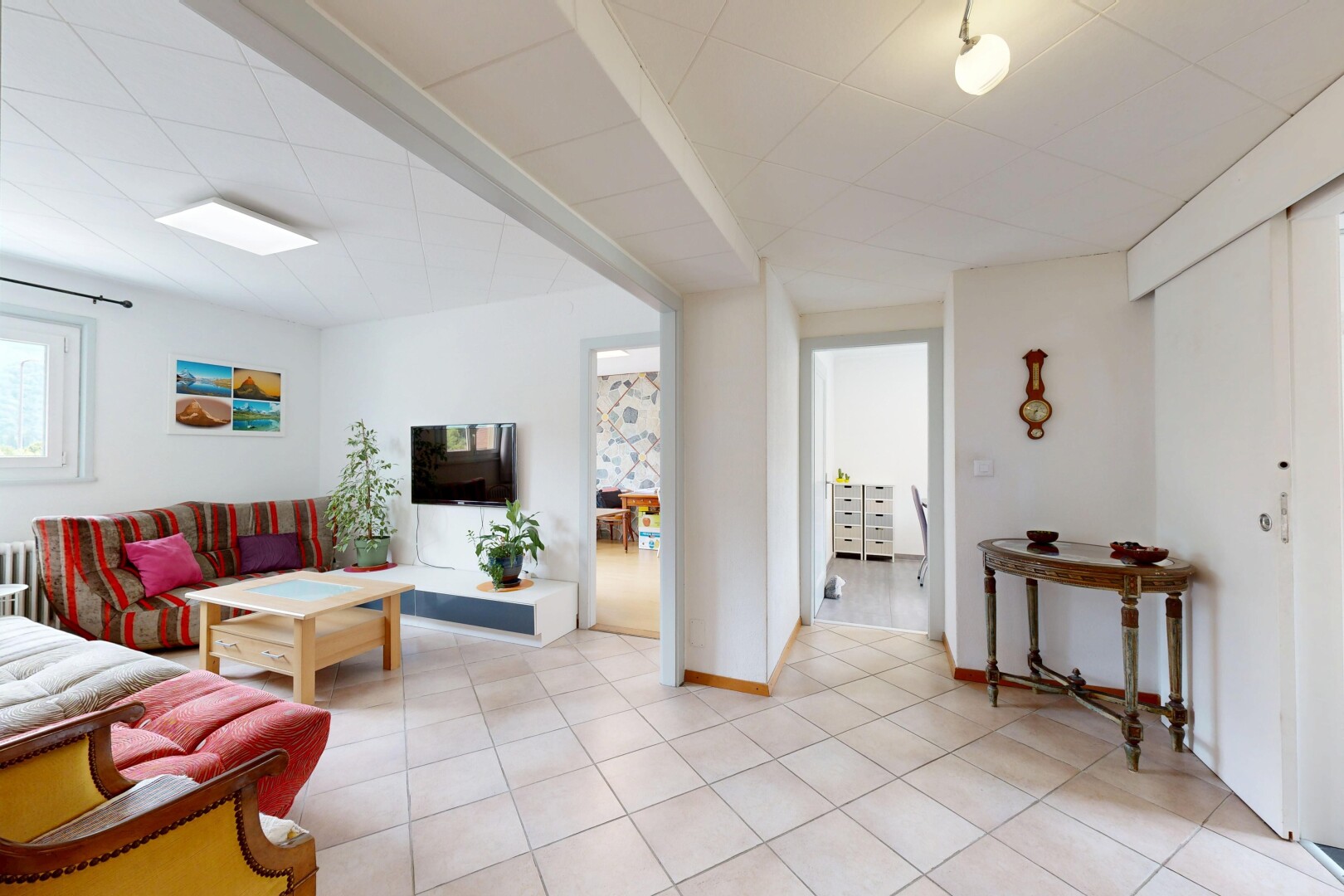 salon avec drywall, cloison sèche, télévision, tile floor, et sol en carrelage