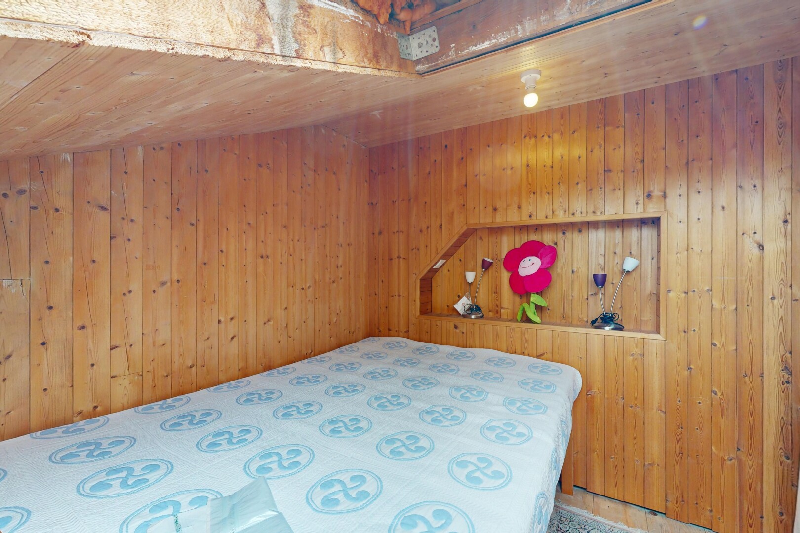 chambre avec wood wall, mur en bois, inside property, wood ceiling, et plafond en bois