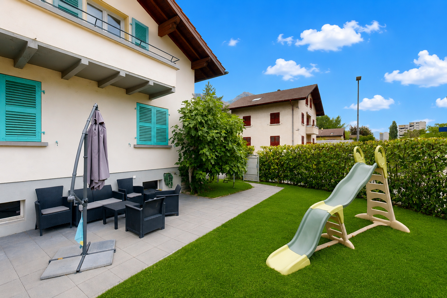 terrasse avec espace de vie extérieur, pelouse, terrasse, from property, et day time