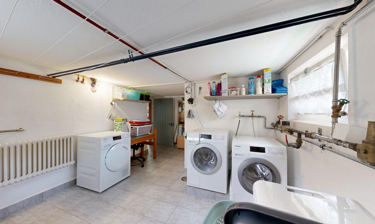 buanderie avec inside property, radiateur, lave-linge et sèche-linge séparés, drywall, et cloison sèche
